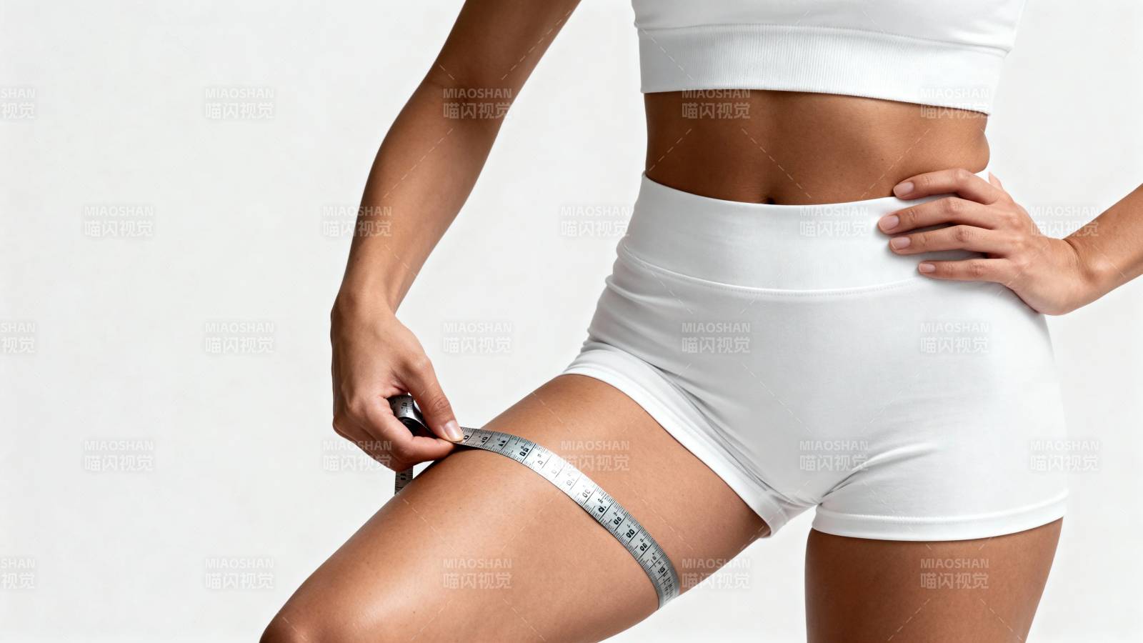 健身女性测量大腿围度图片