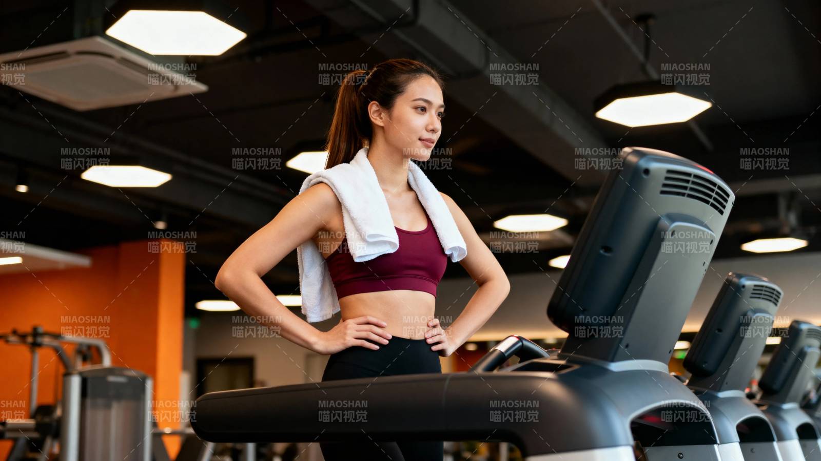 健身房女子跑步机锻炼图片