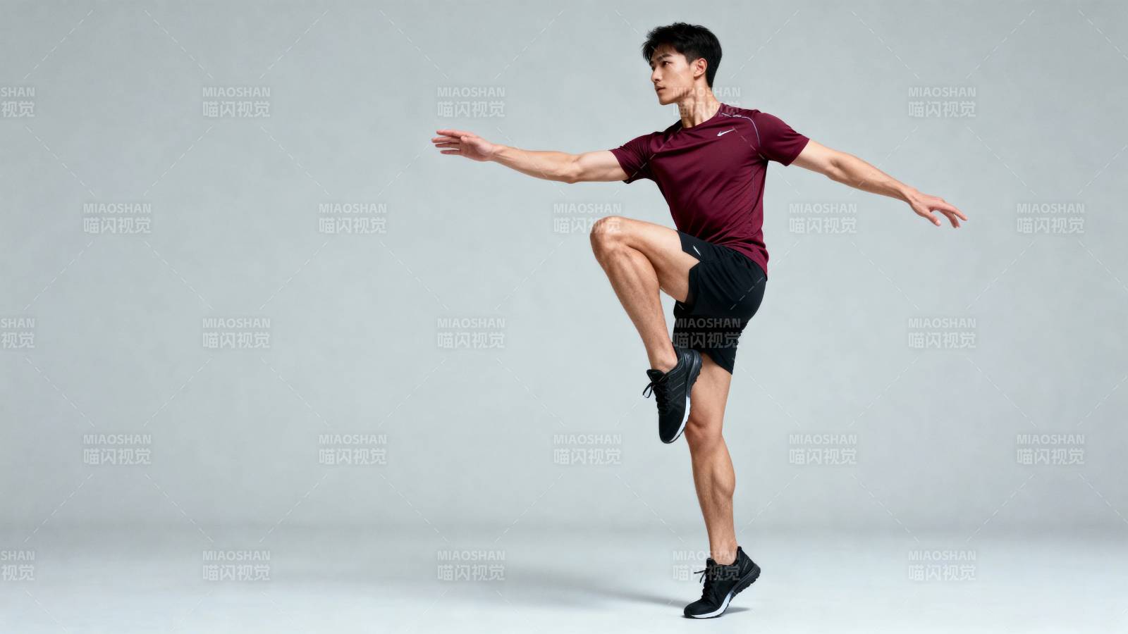 男子单腿平衡训练动作图片