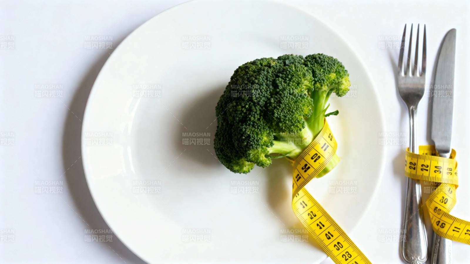 西兰花配卷尺 健康饮食象征图片