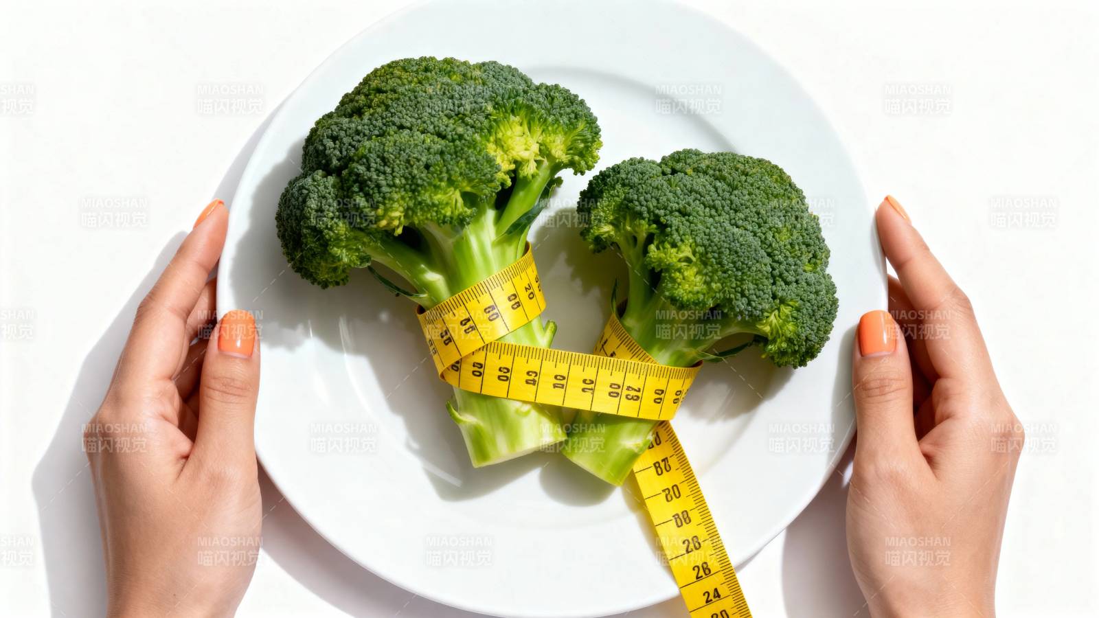 西兰花配卷尺 健康饮食象征图片