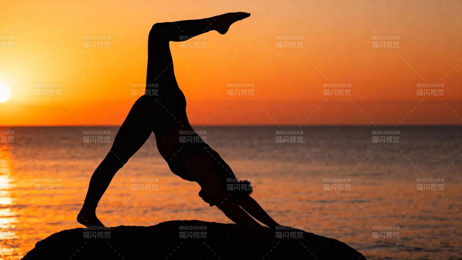 夕阳瑜伽剪影图片