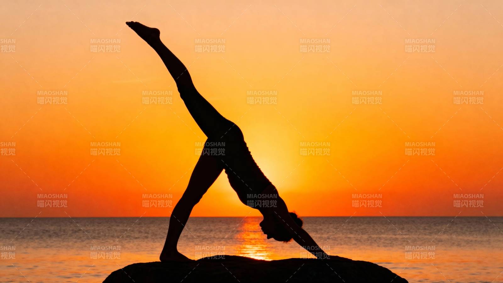 夕阳瑜伽剪影 海边静美时刻图片