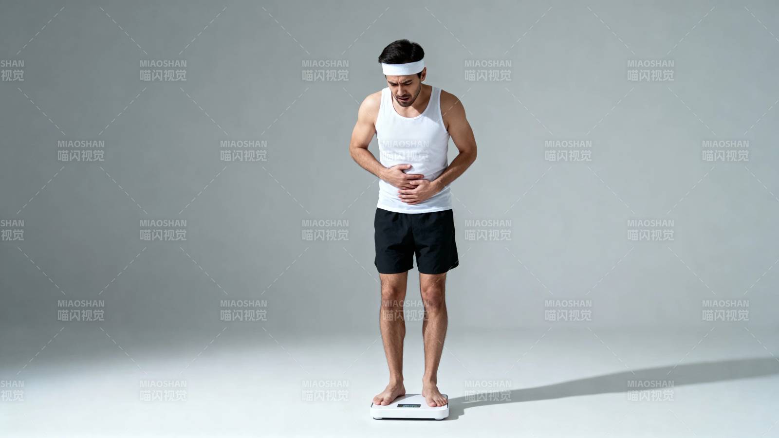 健身男称重 表情痛苦图片