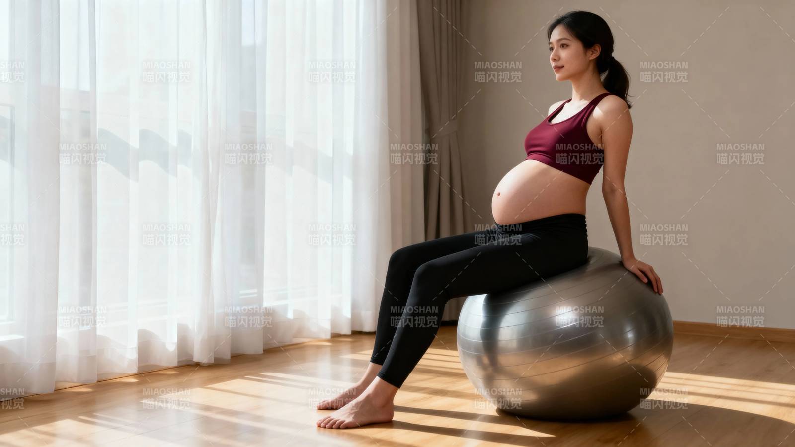 孕妇瑜伽球上静坐养胎图片