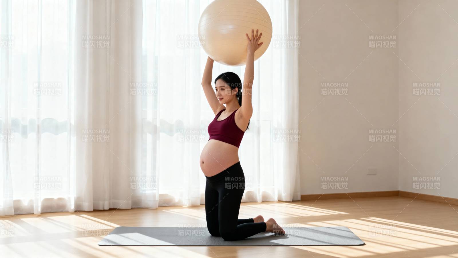 孕妇瑜伽球健身操图片