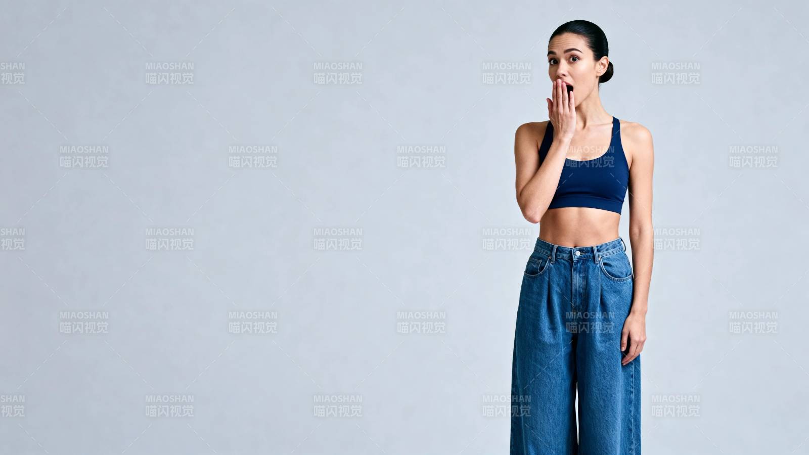 惊讶捂嘴的时尚女性图片