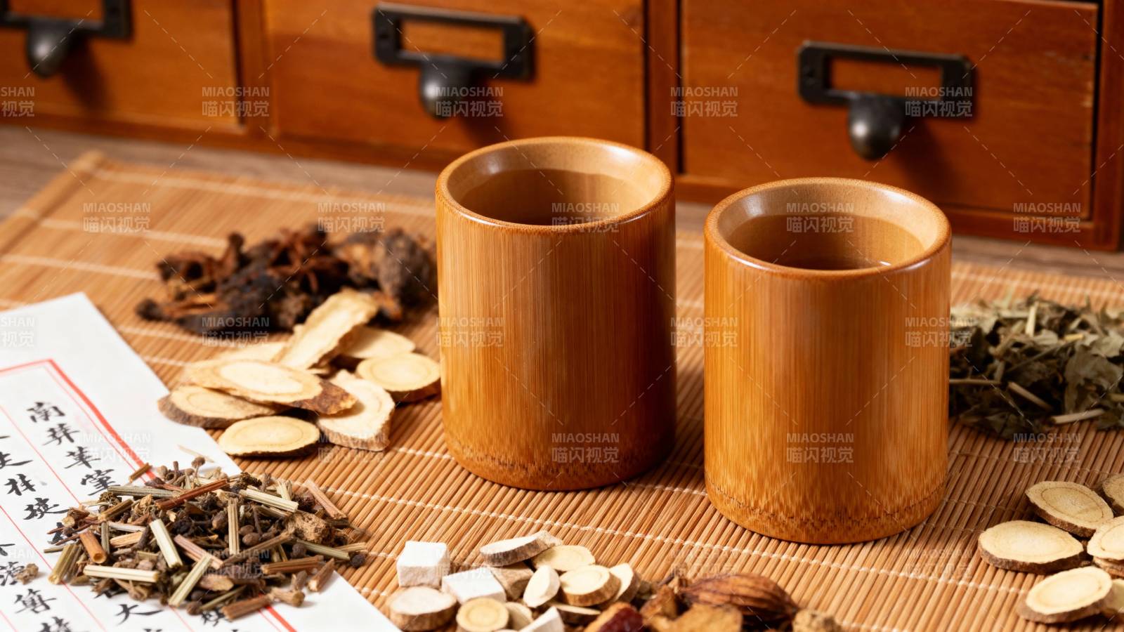 中药竹杯配药材 古韵养生图片
