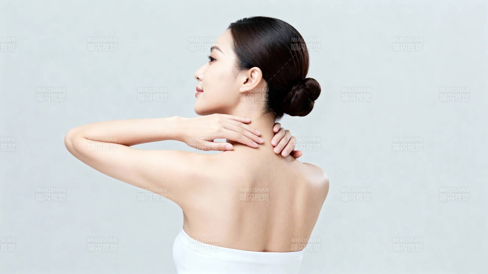 女子轻抚肩颈 姿态优雅图片