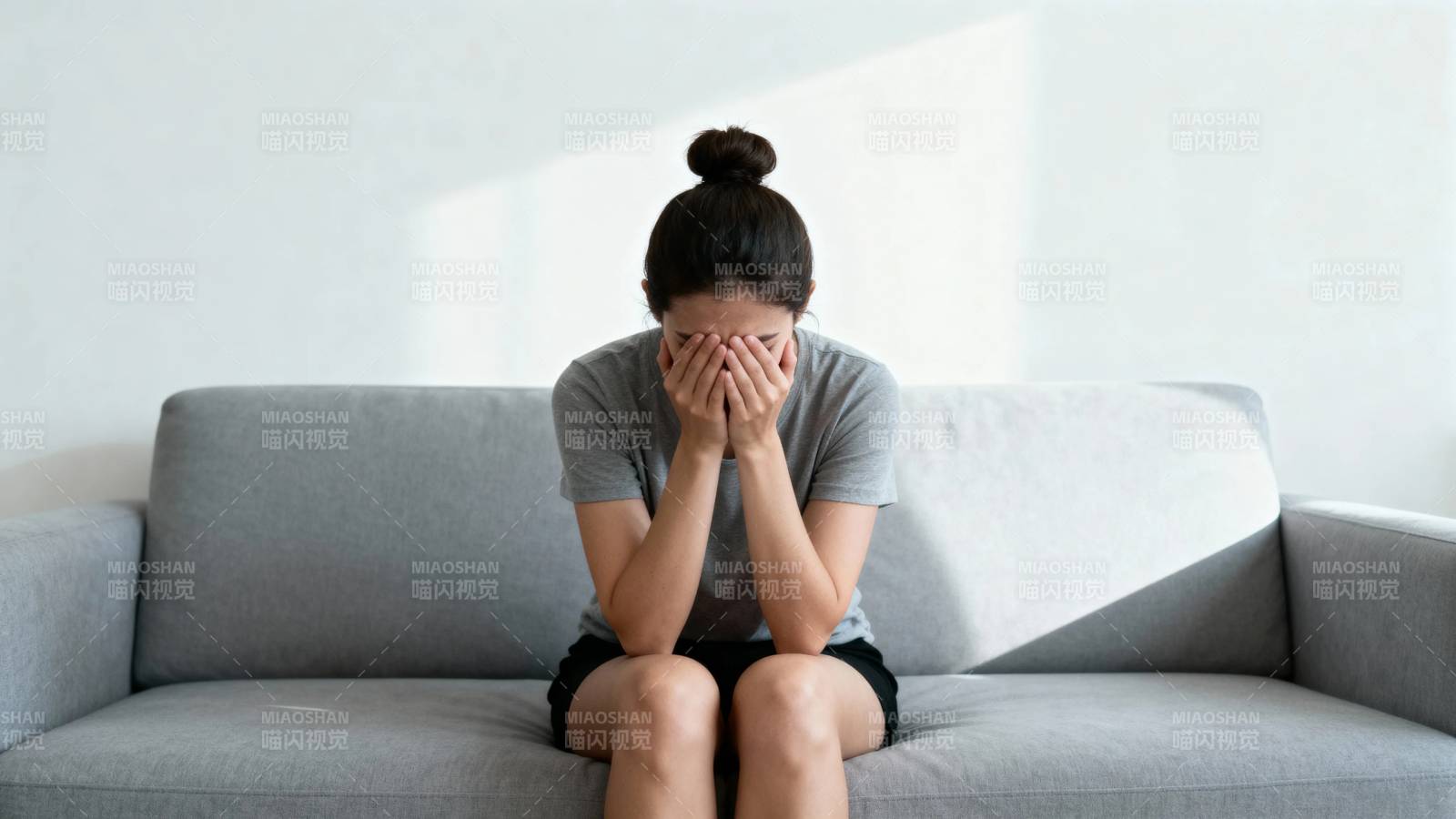 女子沙发掩面哭泣图片