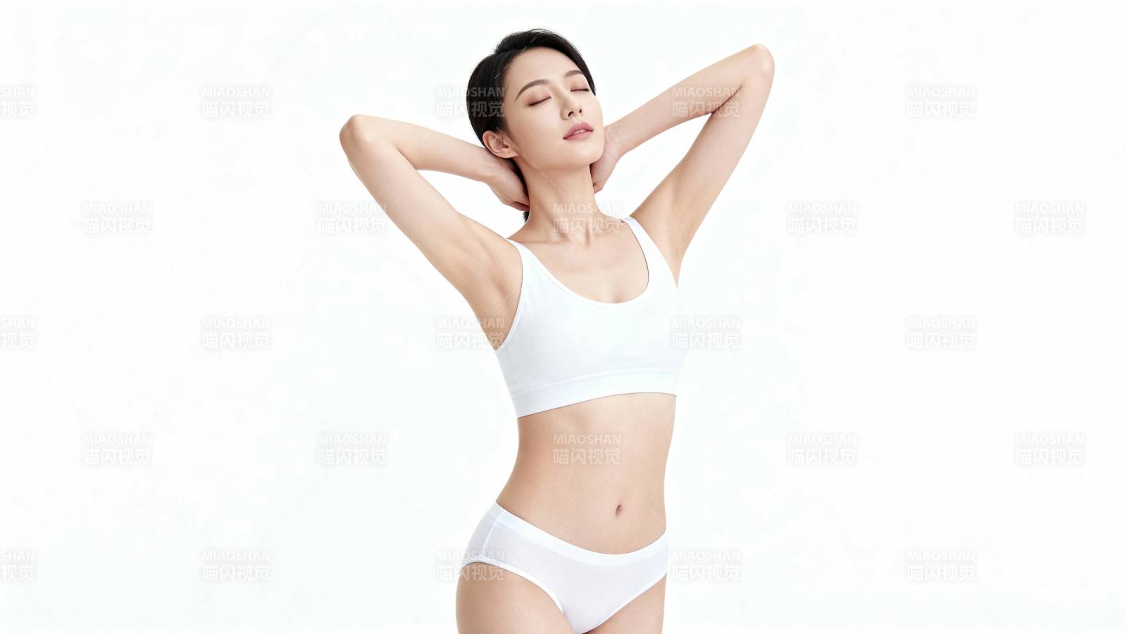 白衣女子舒展身姿 优雅自信图片