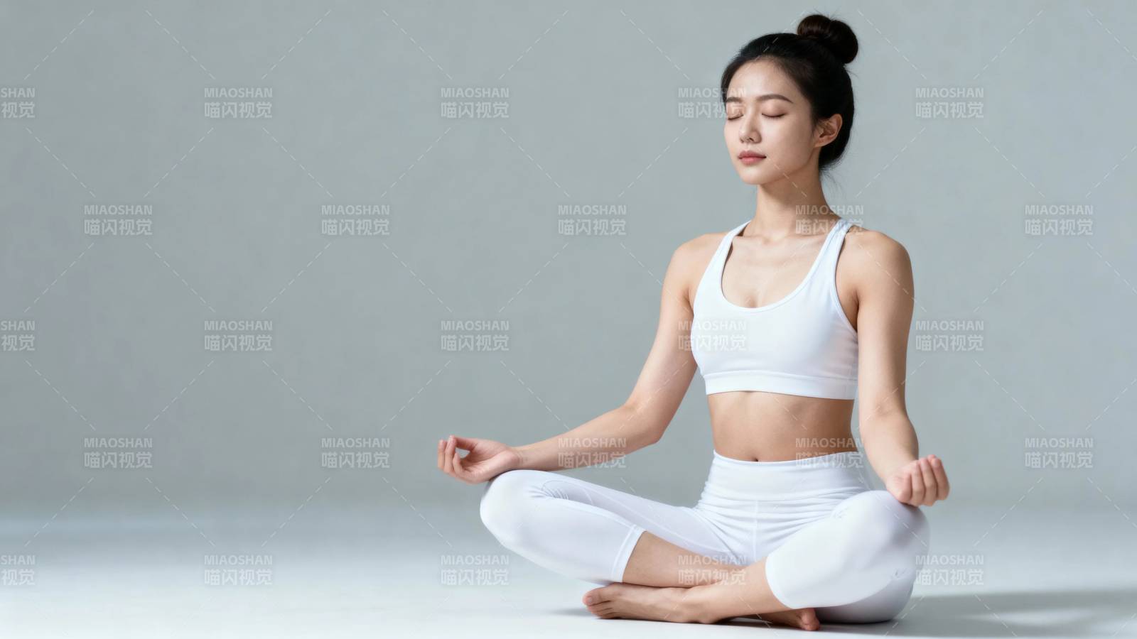 白衣女子静坐冥想图片