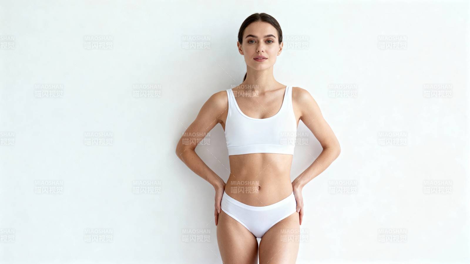 白衣女子自信站立图片