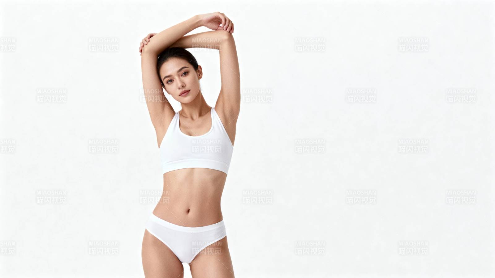 白衣女子伸展姿态优雅图片