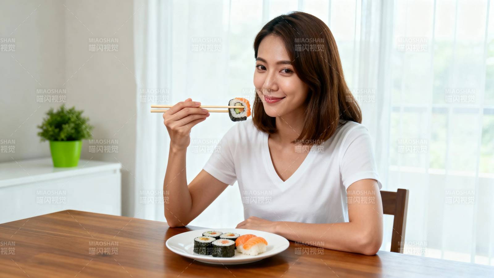 女子享寿司 微笑持筷品美味图片