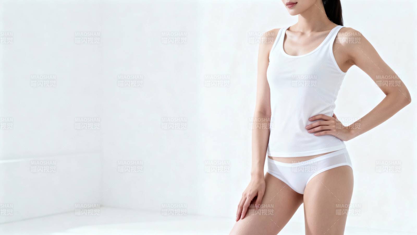 白衣女子侧身站立图片