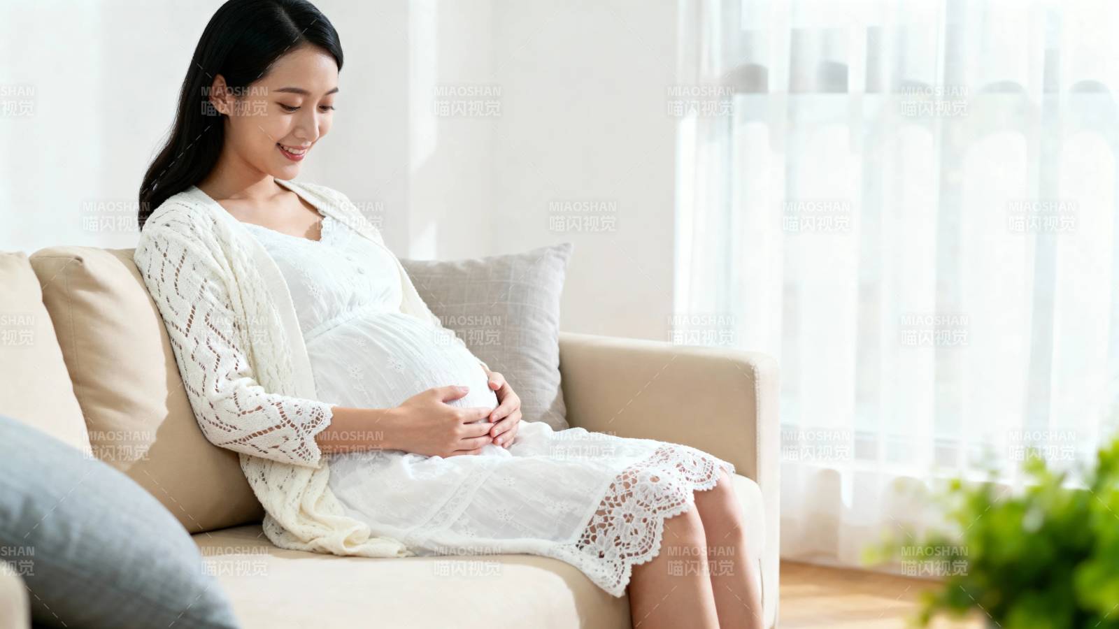 孕妇轻抚孕肚 温馨居家时光图片