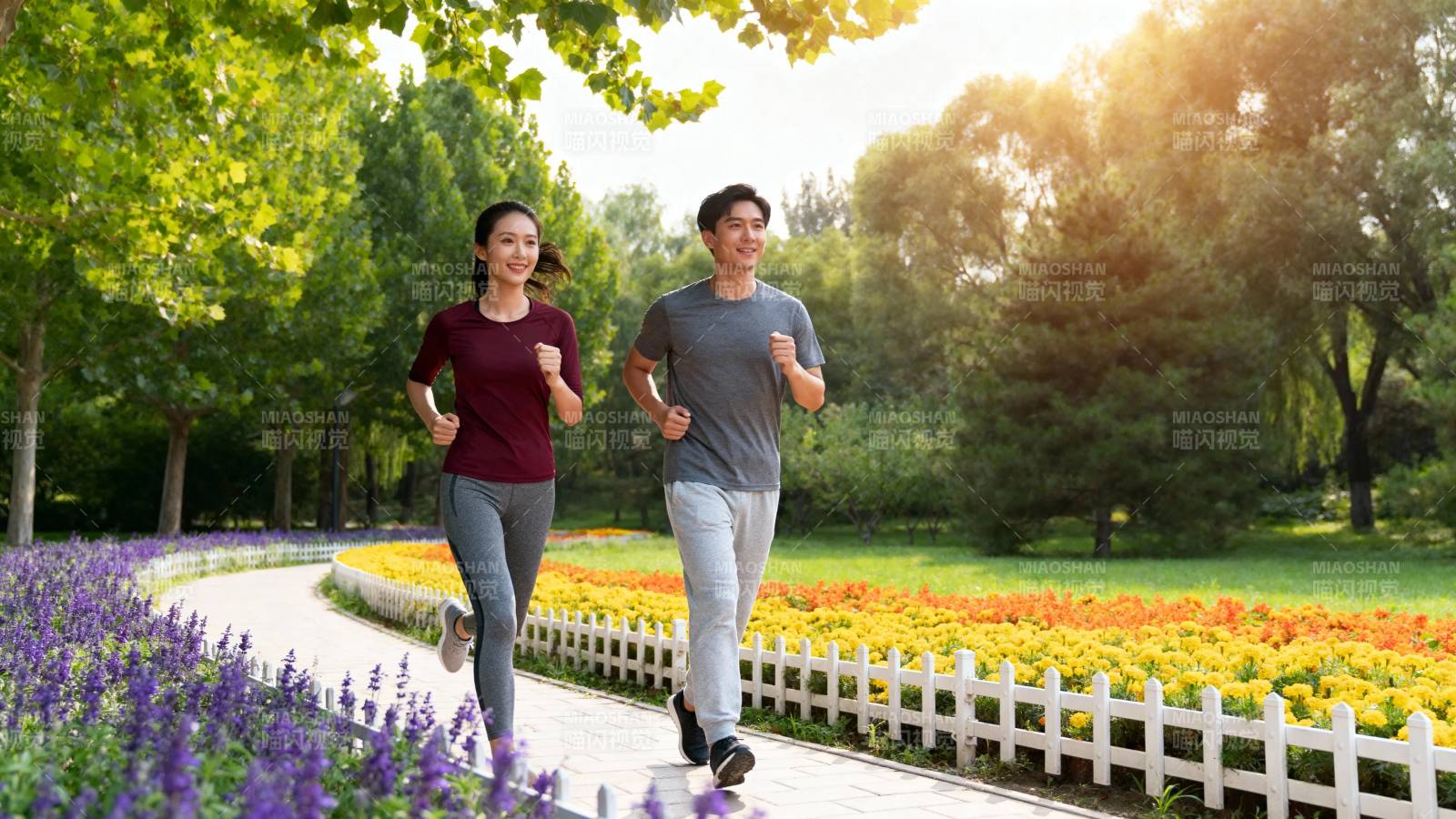 公园晨跑 花香伴行图片