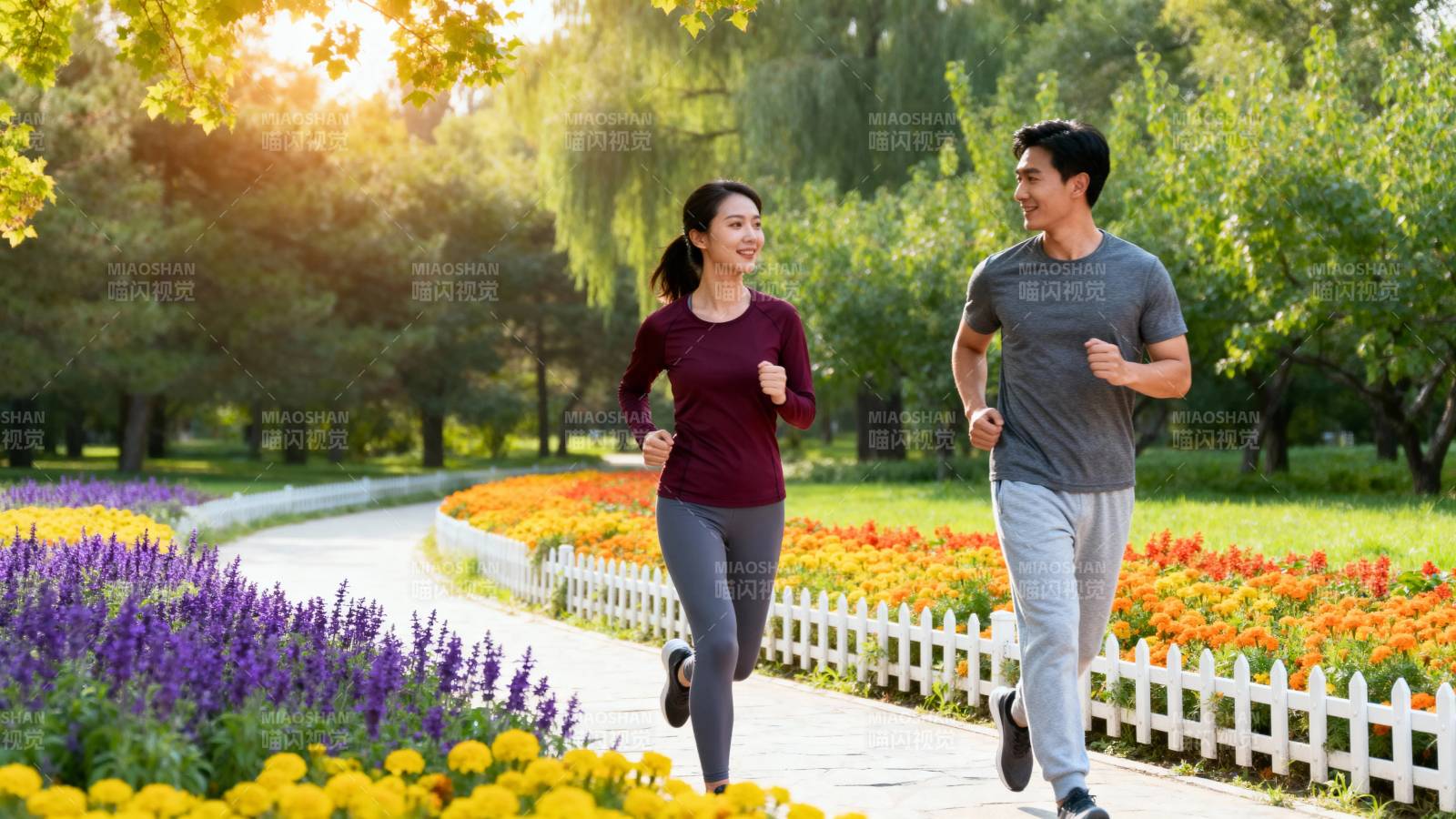 公园晨跑 花香伴行图片
