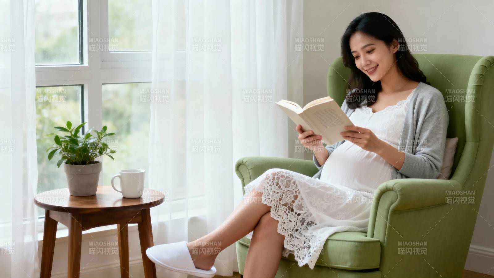 孕妇窗边静读享悠闲时光图片