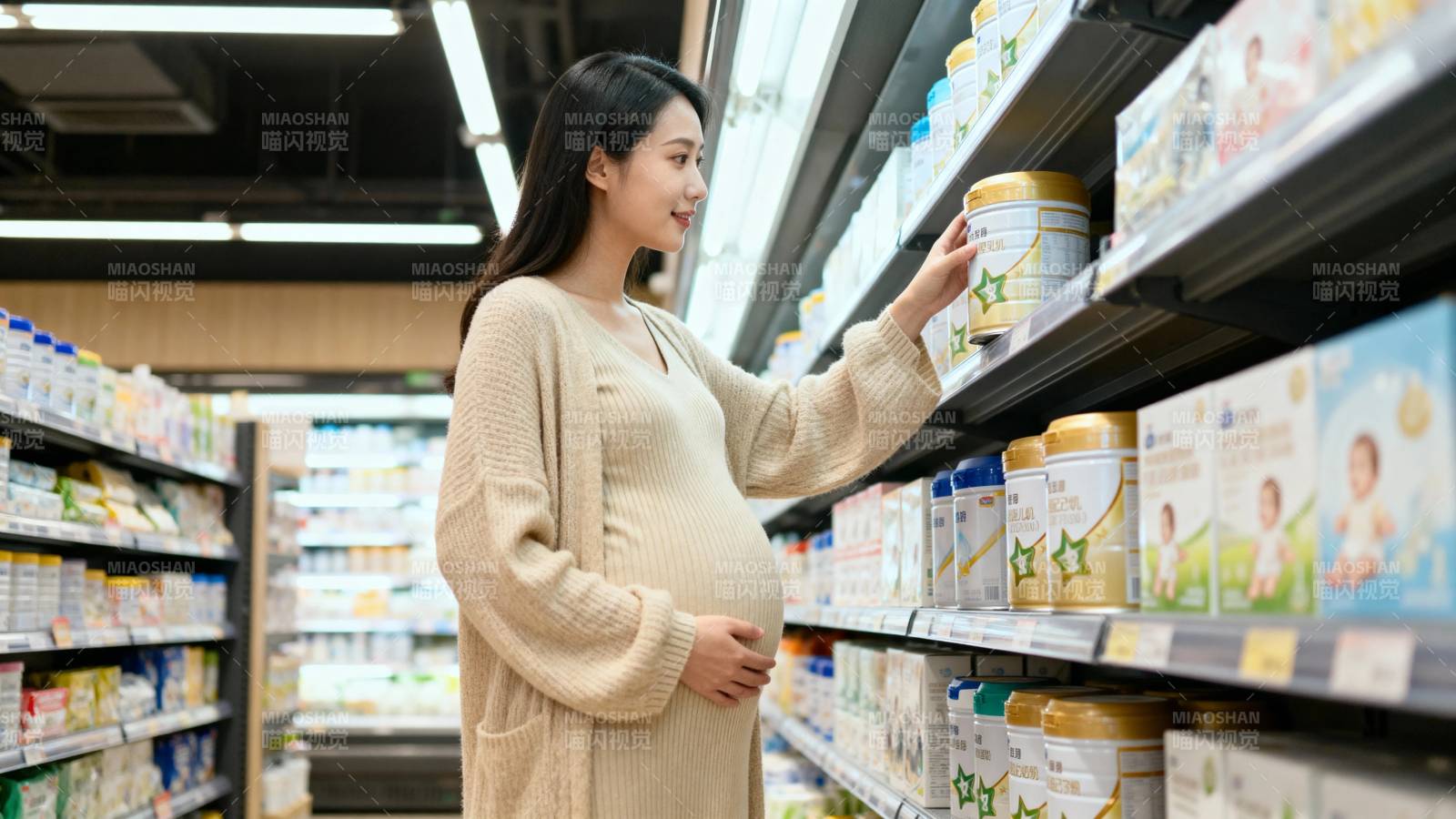 孕妈超市选奶粉图片