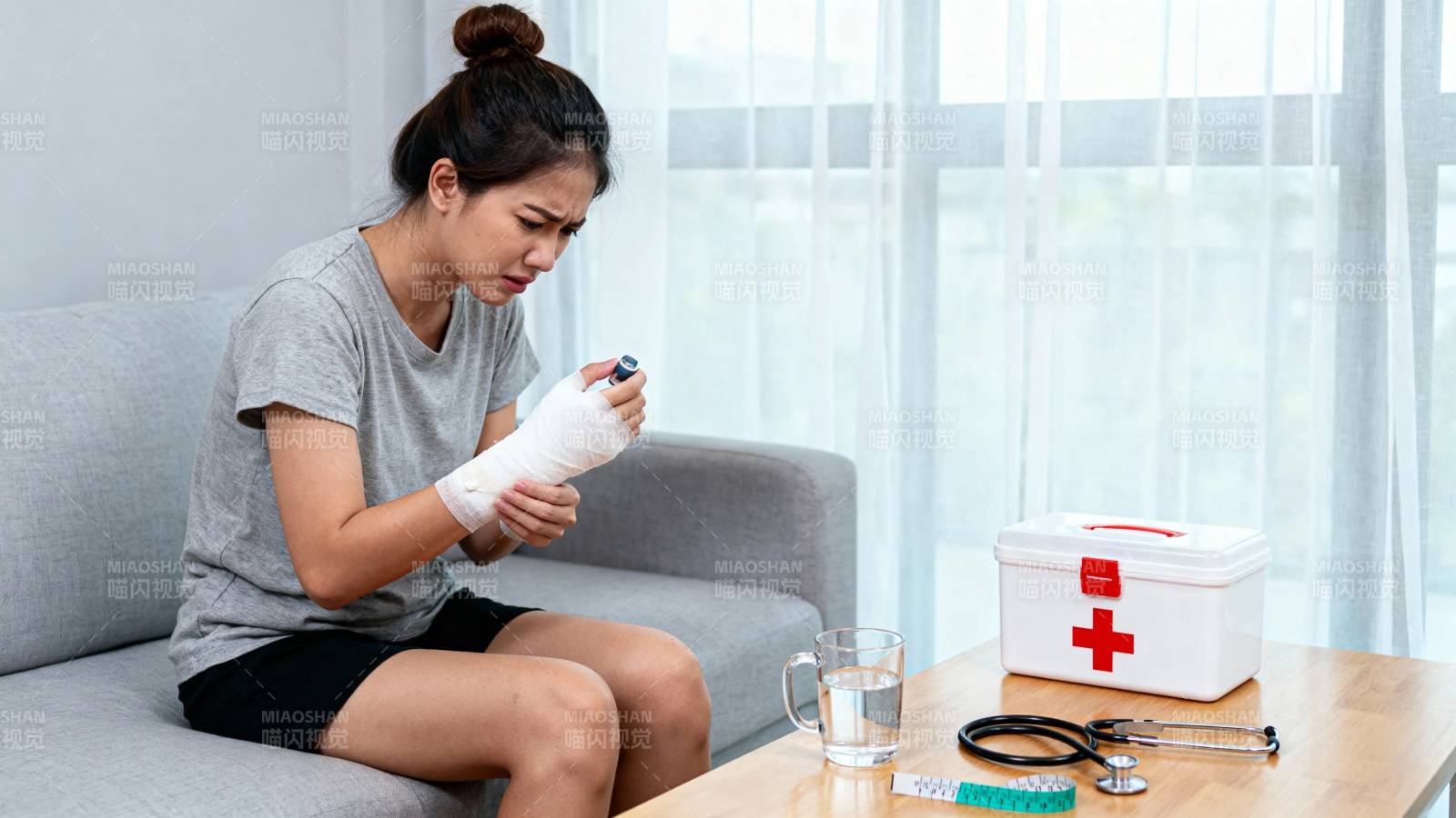 女子居家处理手部伤口图片