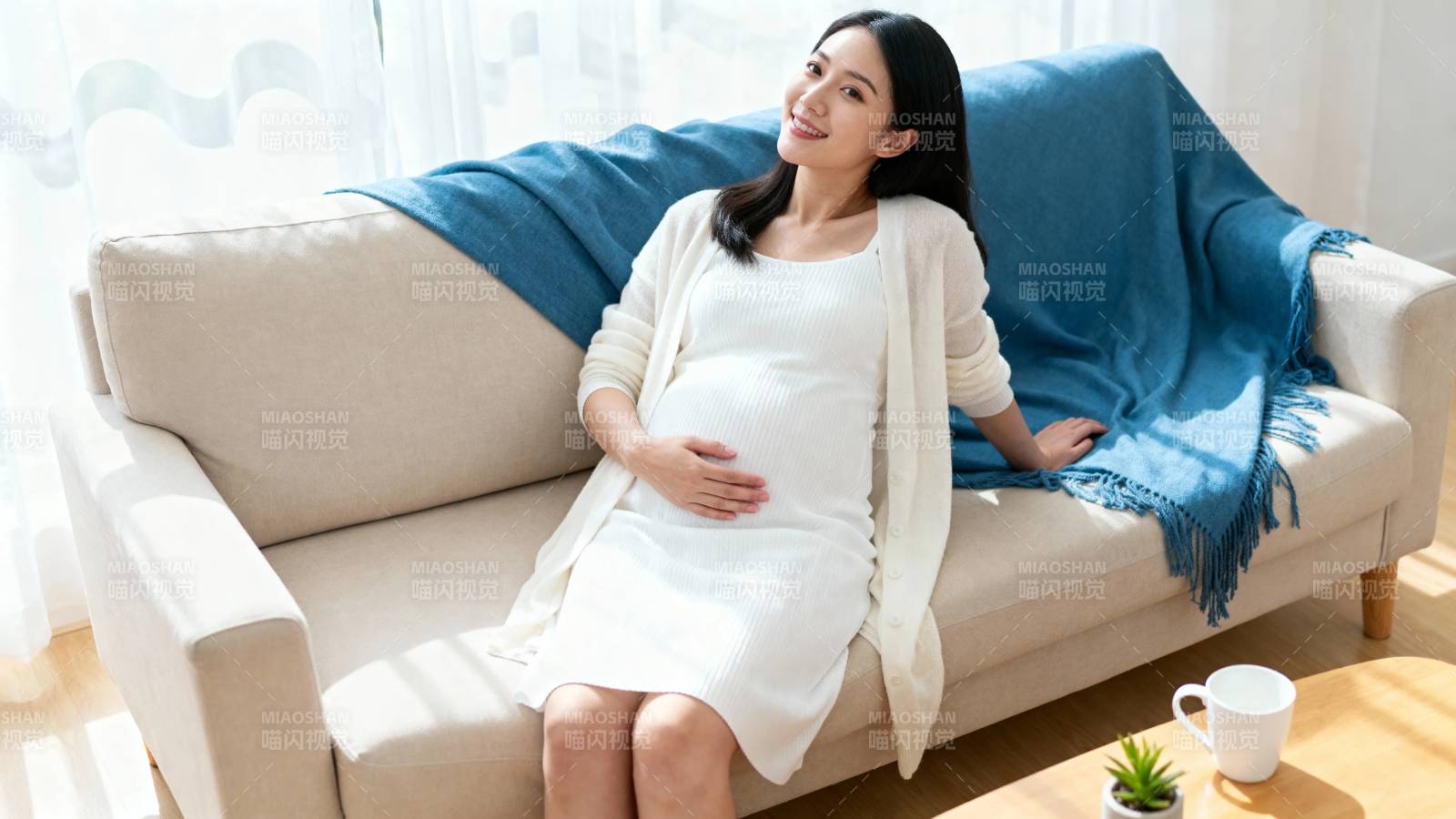 孕妇沙发休憩 温馨居家时光图片