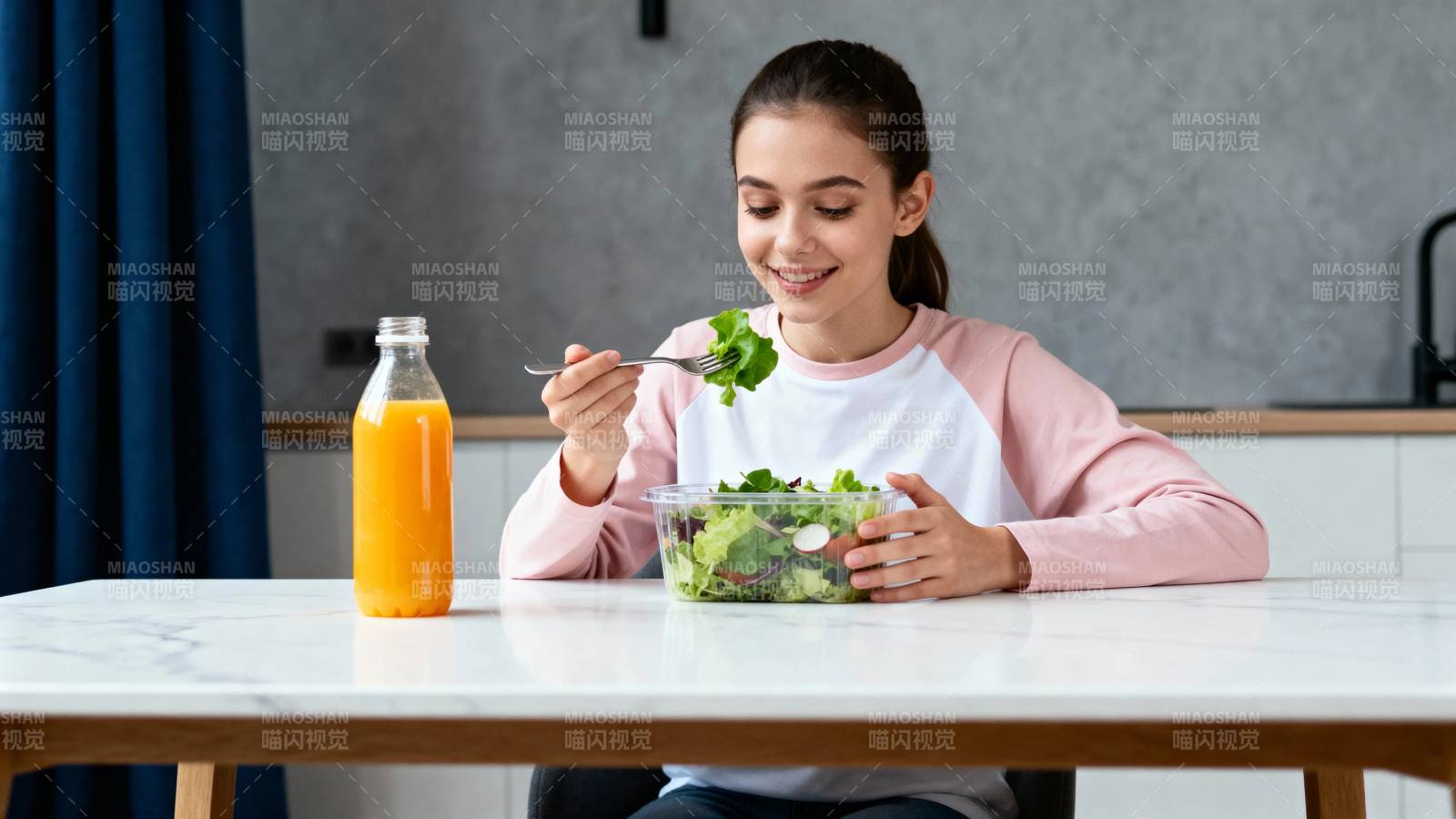 少女享沙拉 橙汁伴健康餐图片