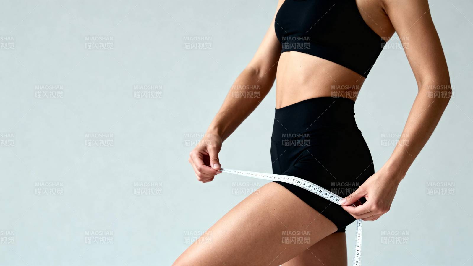 健身女性测量腰围图片