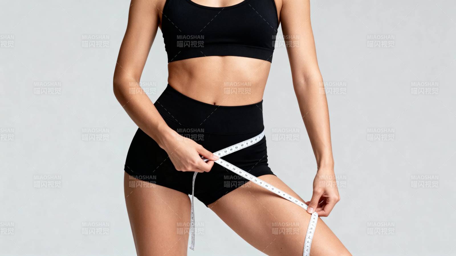 健身女性测量腰围图片