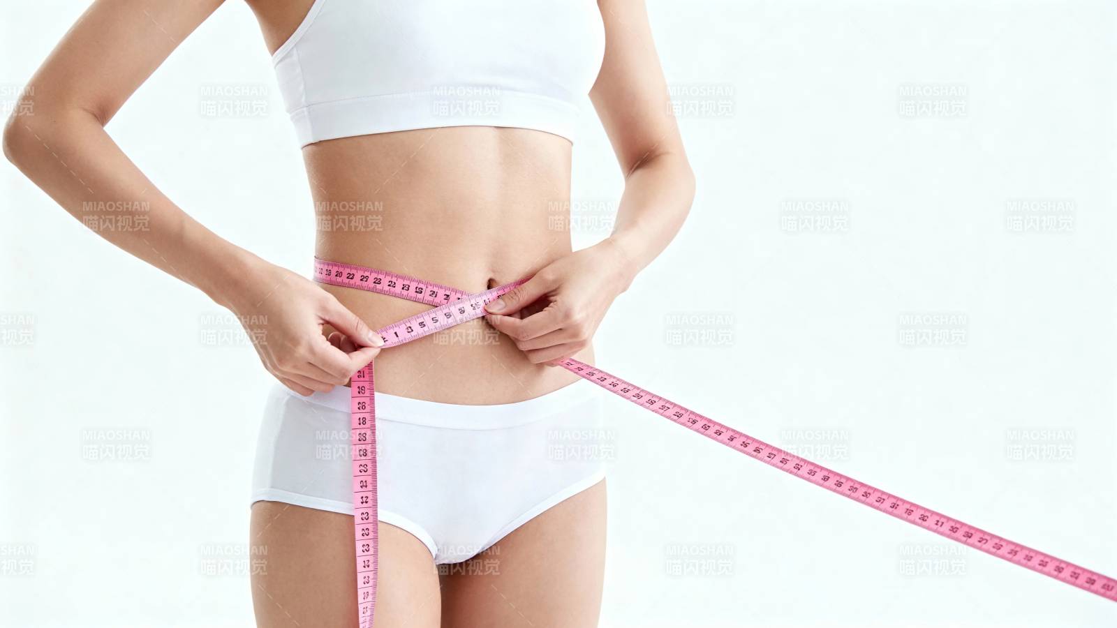 女子量腰围 健身塑形中图片