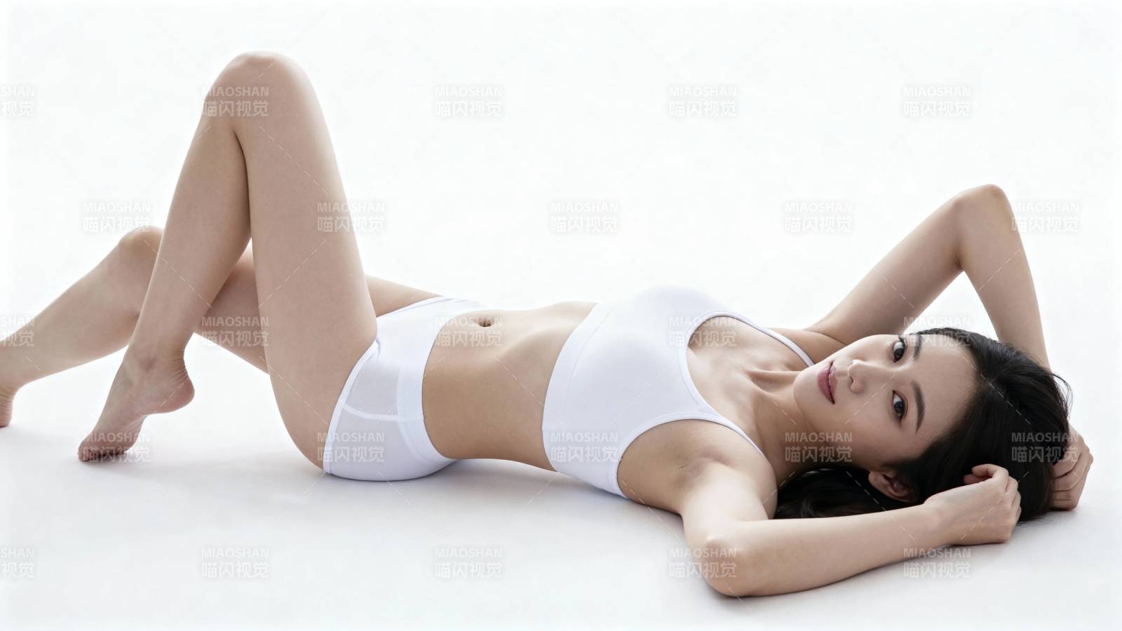白衣女子侧卧展柔美身姿图片