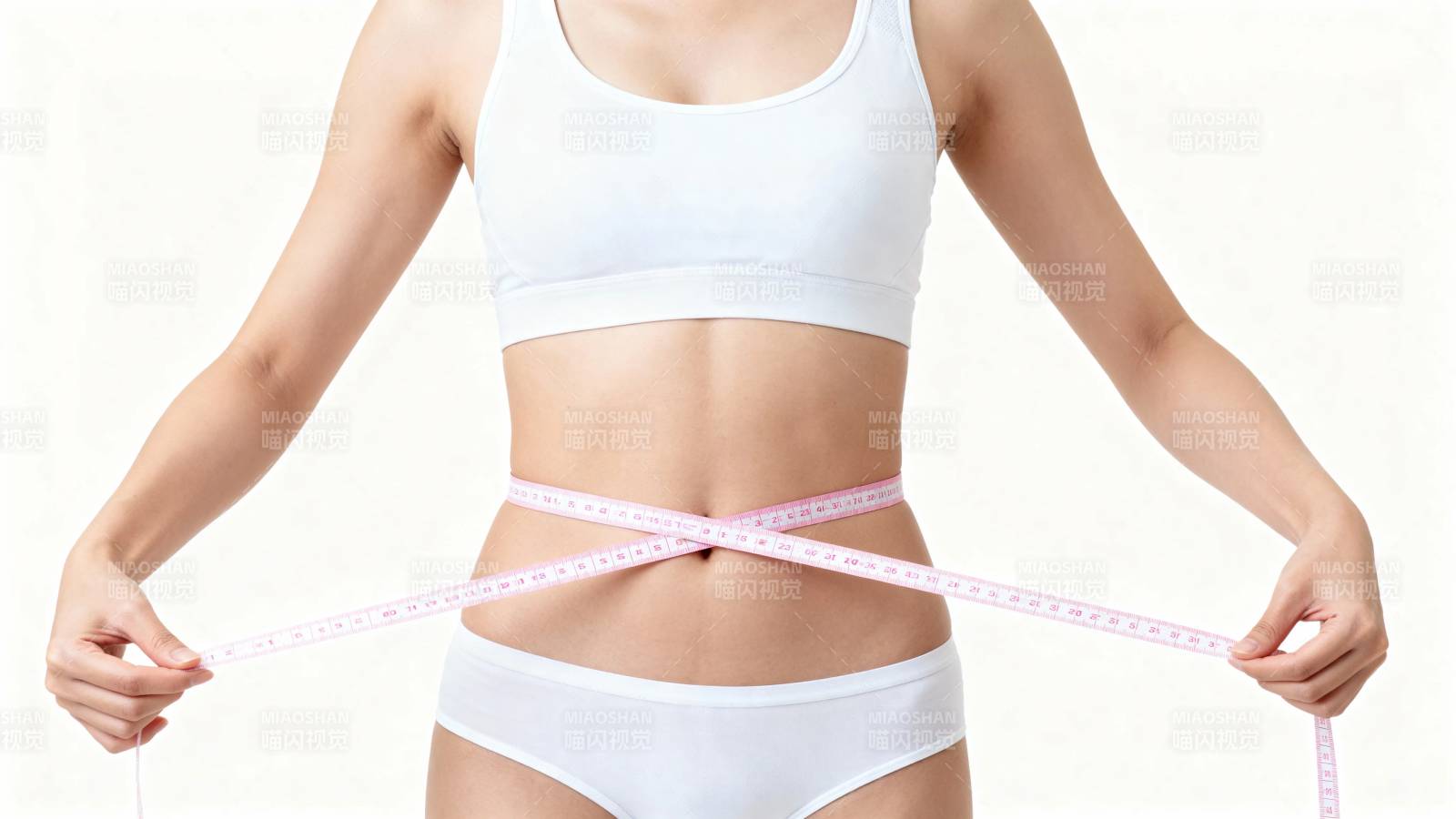 健身女性测量腰围图片