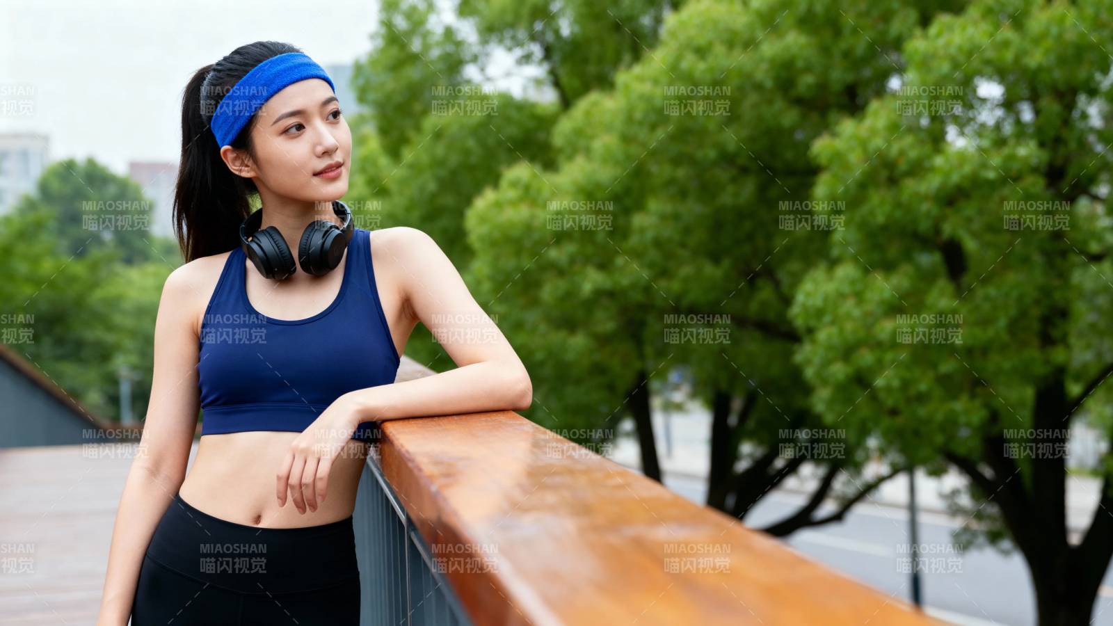 运动少女倚栏望远方图片