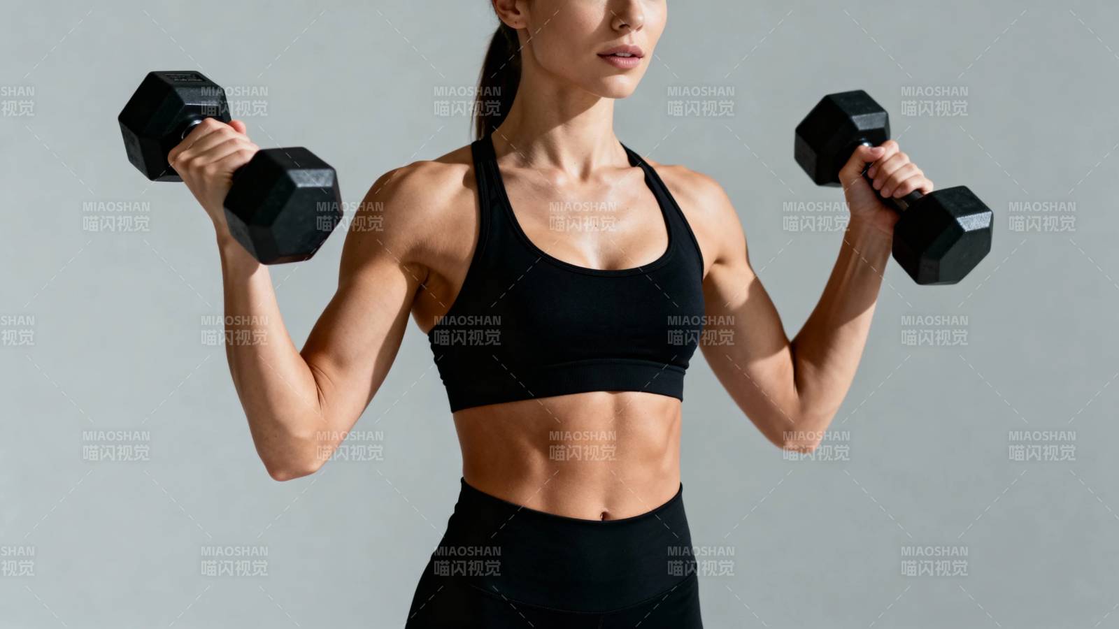 女子哑铃健身 秀腹肌图片