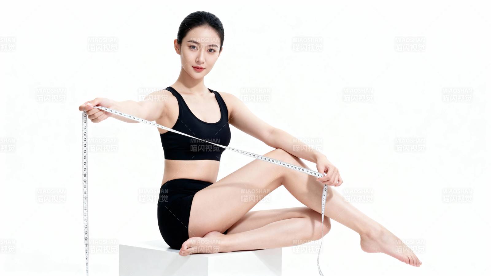 健身美女量腰围 展现好身材图片