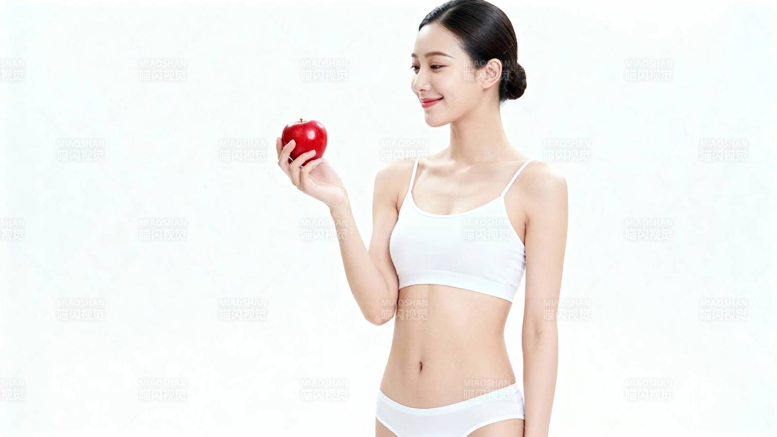 白衣女子持红苹果微笑图片