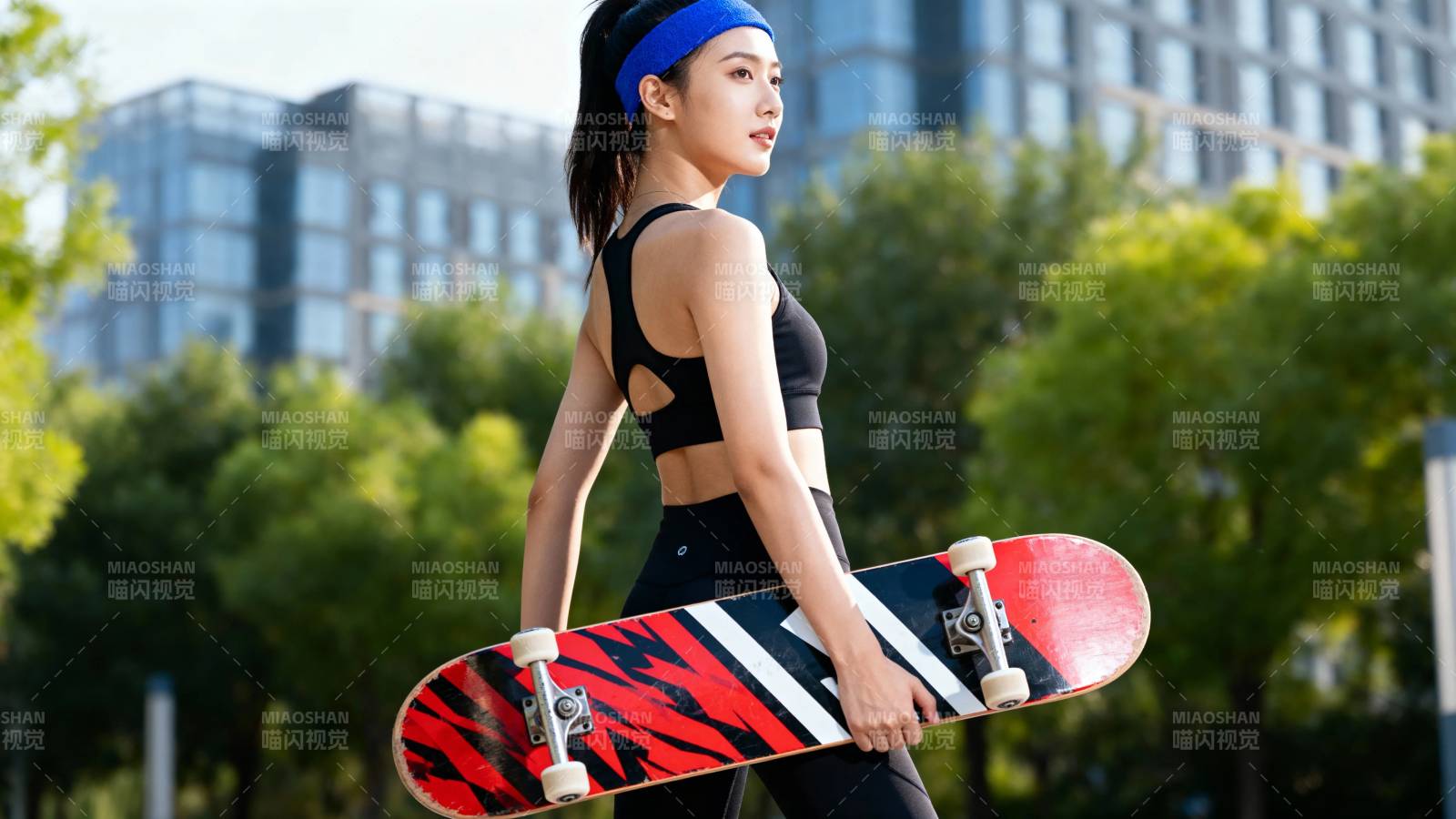 滑板少女城市街头风图片
