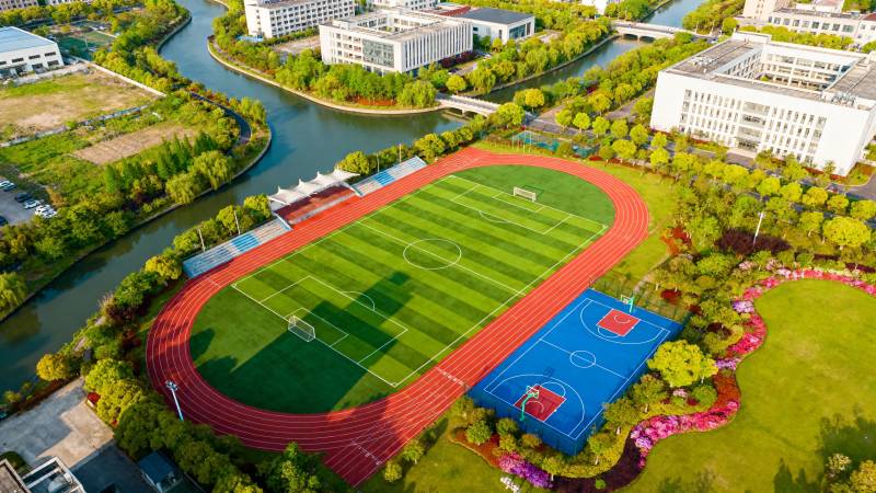 校园运动场航拍全景图图片