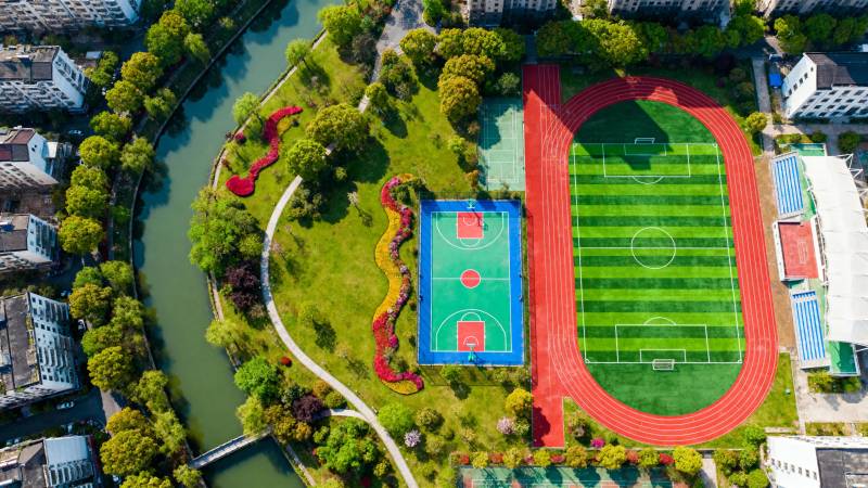 航拍校园运动场与绿道图片
