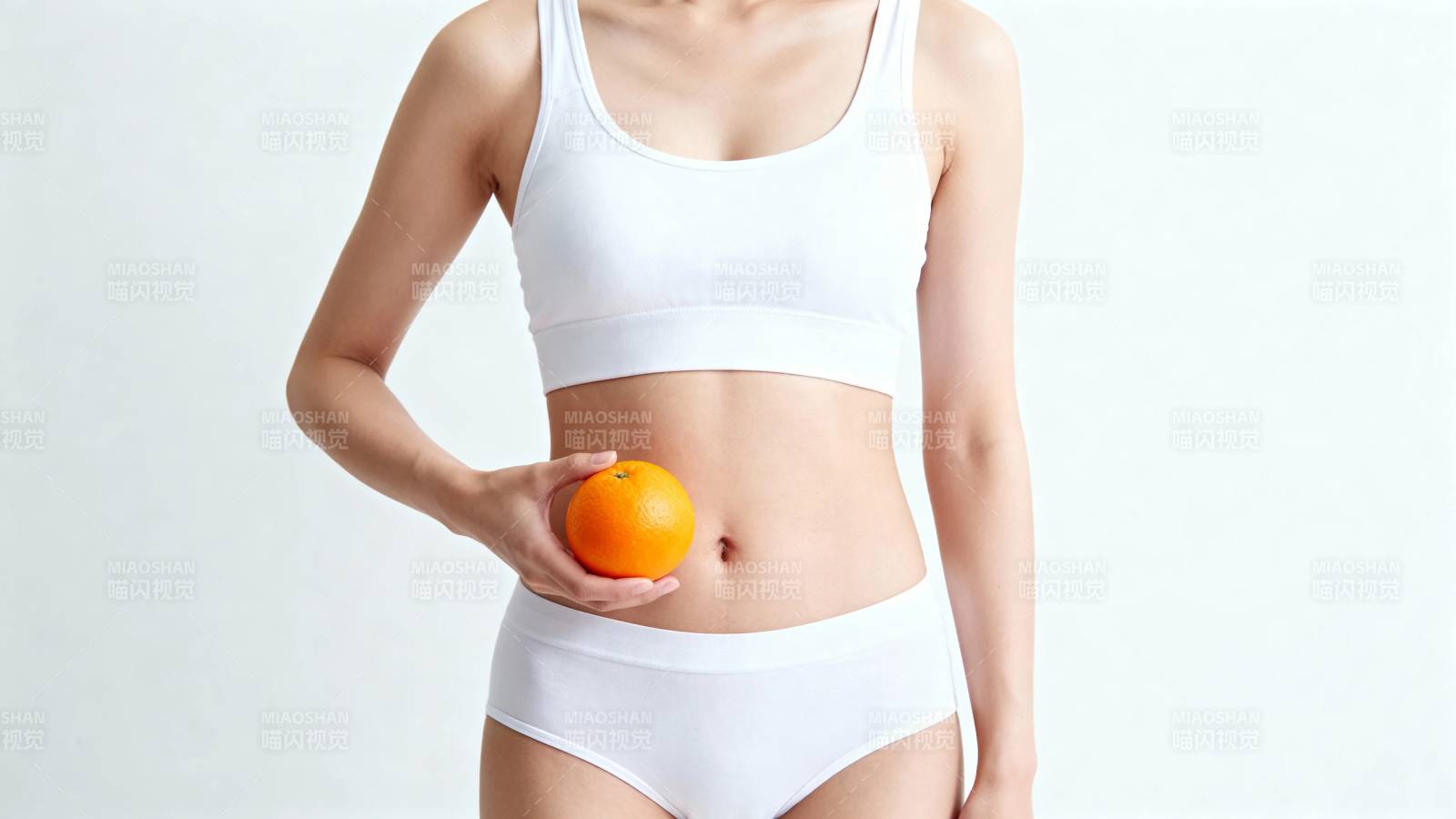 白衣女子手持橙子秀身材图片