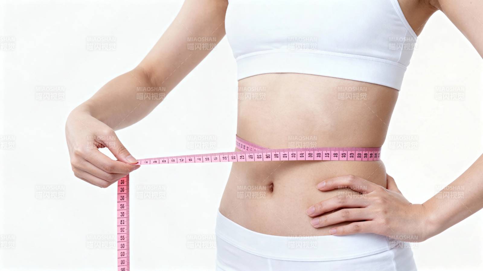 女子用卷尺量腰围图片