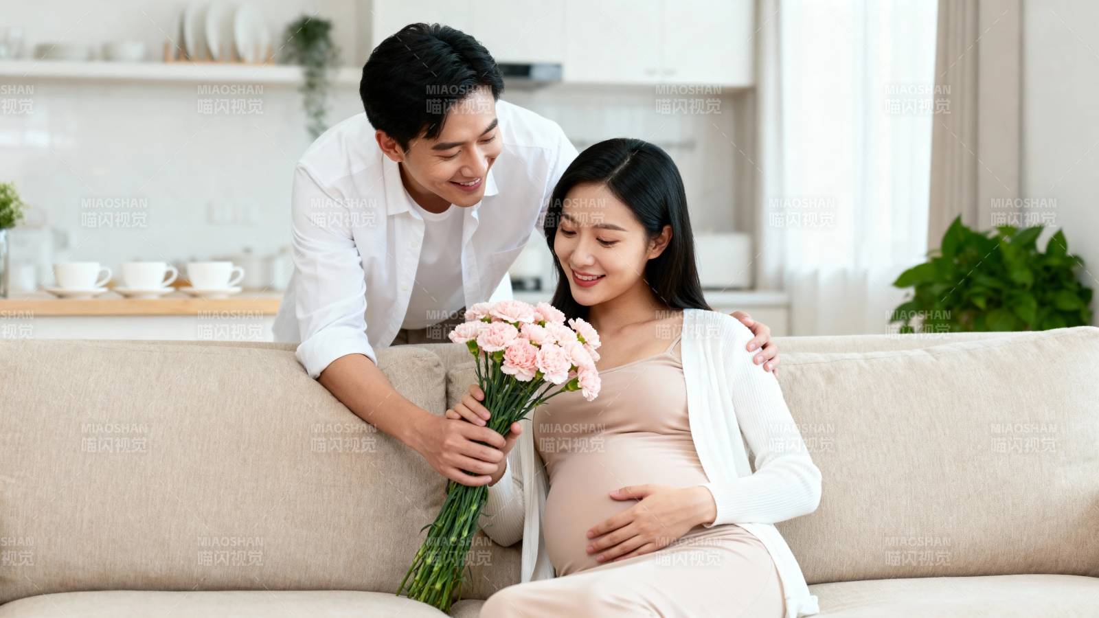 孕妻收花 夫君温柔相伴图片
