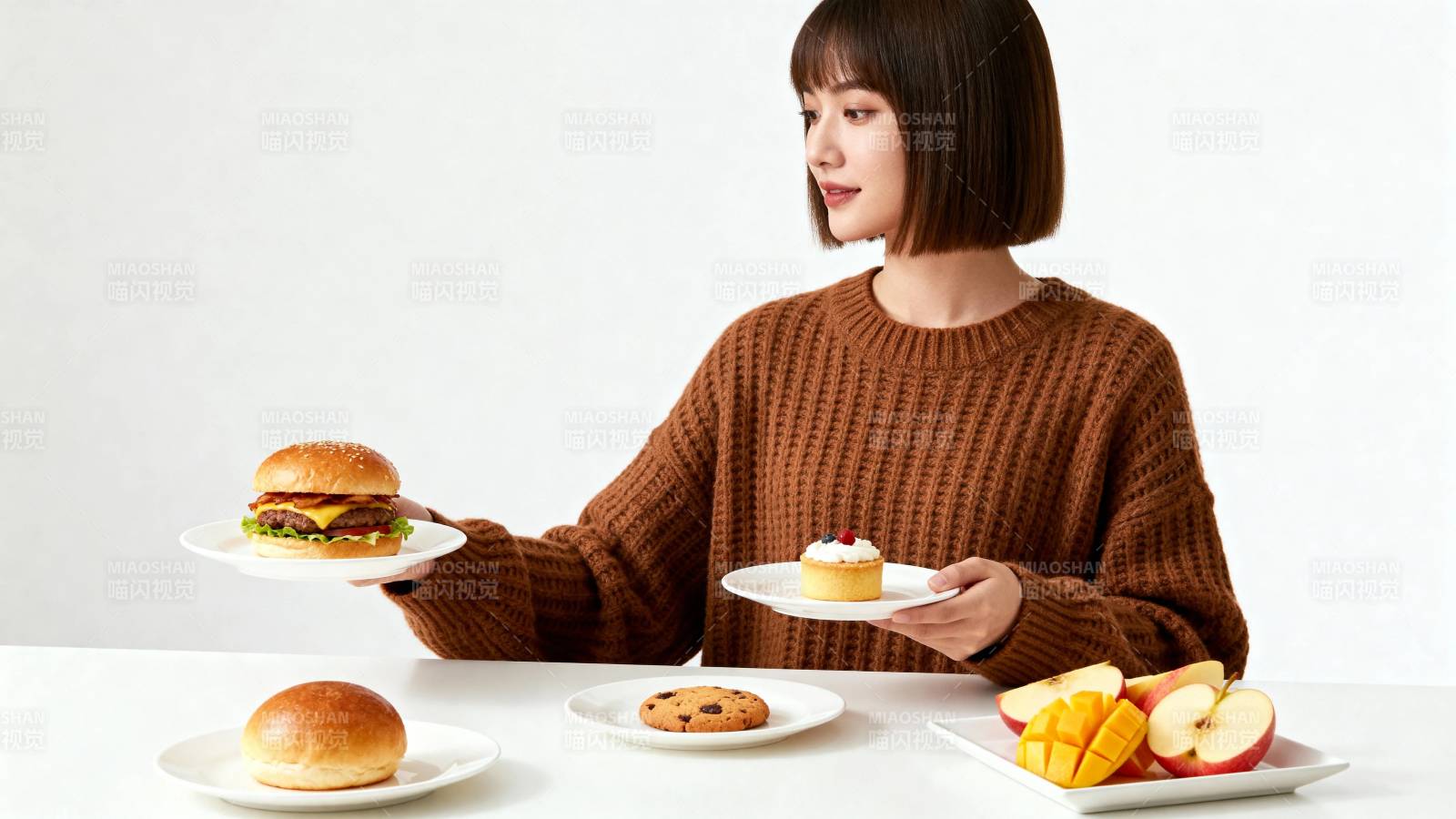 女子持盘选食 面前摆满美食图片