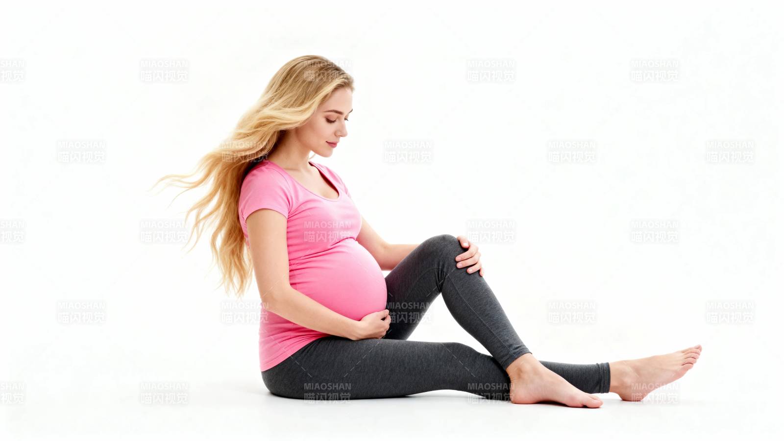 孕妇静坐抚腹 温柔待产时光图片