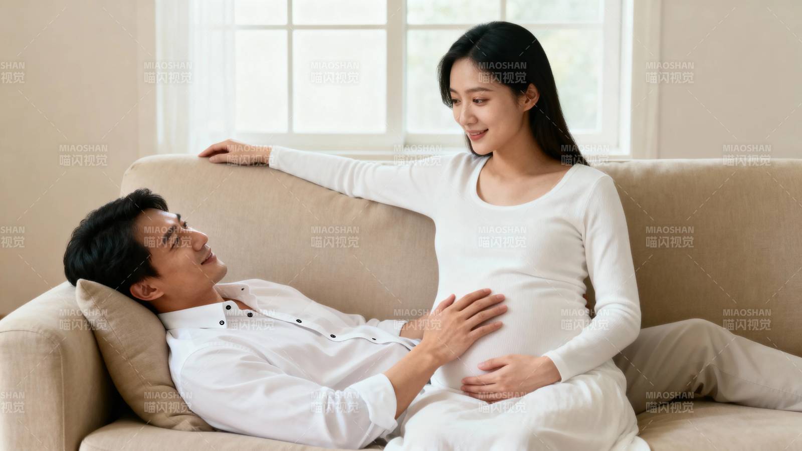 孕妻与丈夫温馨互动图片