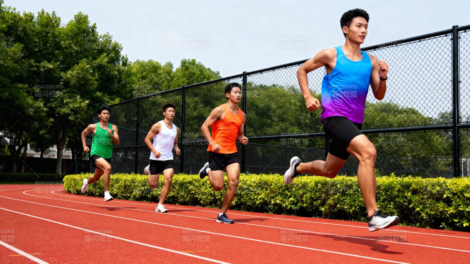 跑道上的青春奔跑者图片