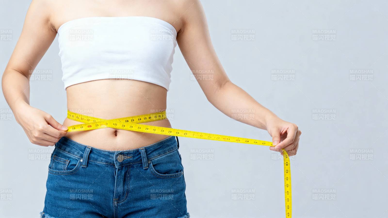 女子量腰围 健康瘦身中图片