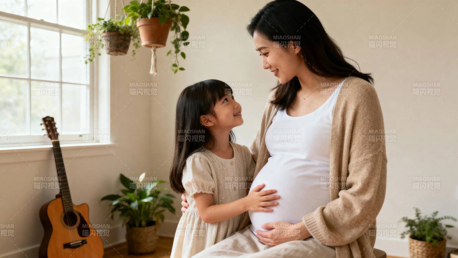 孕妈与女儿温馨互动图片