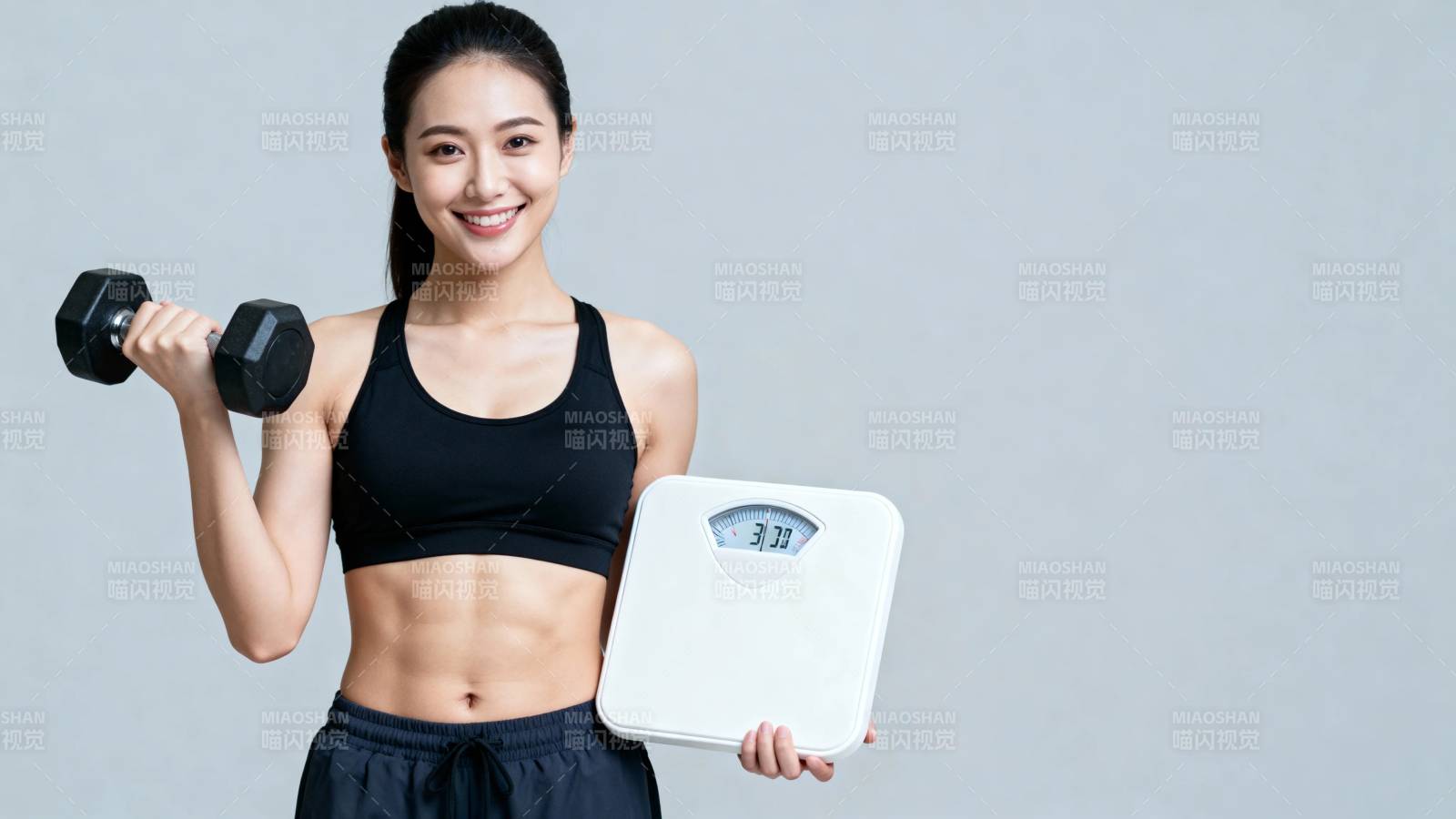 健身女孩持哑铃与体重秤图片